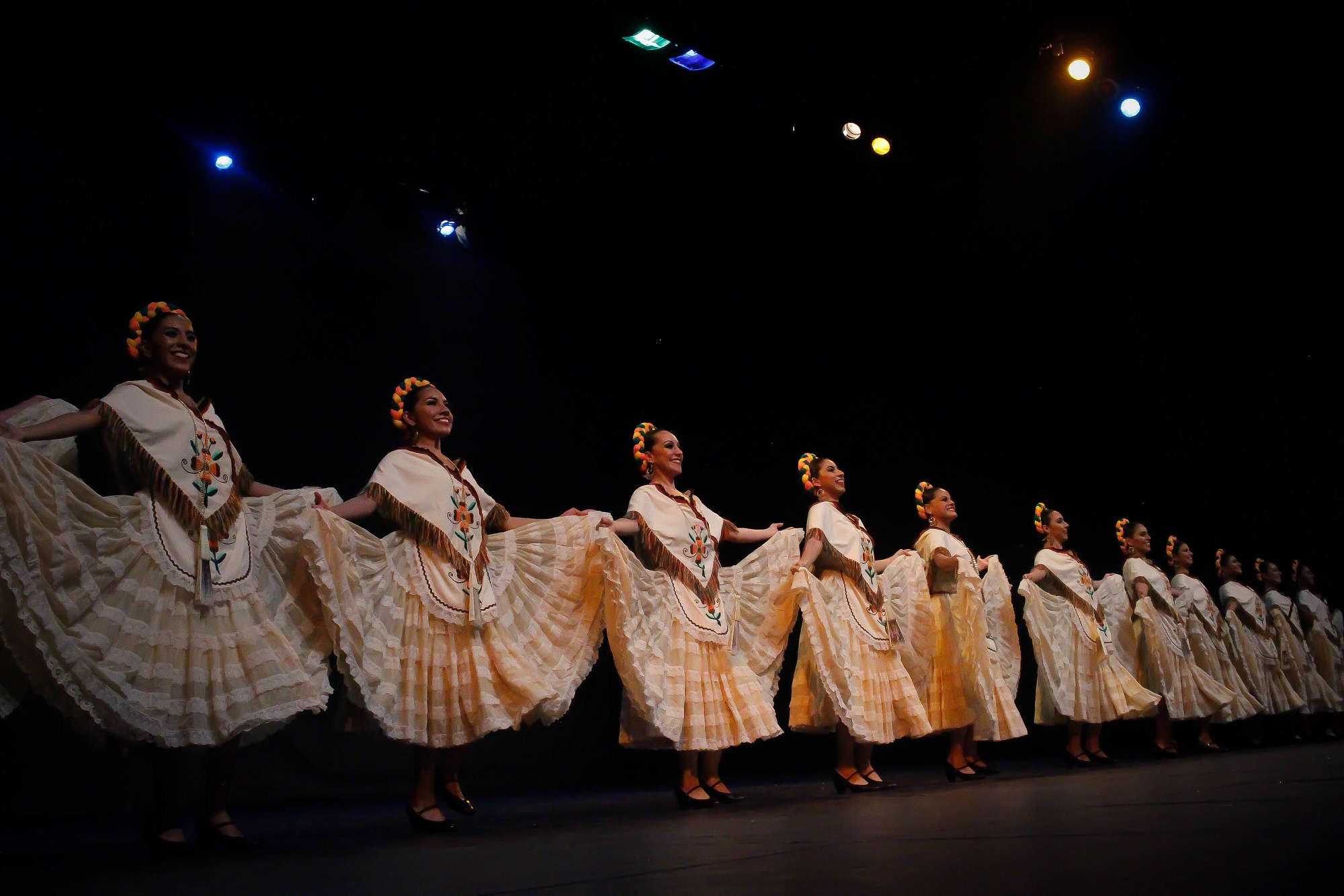 Todo Un Xito Espect Culo Ra Ces Del Pueblo Con El Ballet Folkl Rico