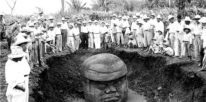 Cabeza colosal, hallada en Tres Zapotes, Veracruz. Actualmente se encuentra en el museo de sitio de ese lugar. ca. 1967.