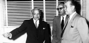 El artista plástico, miembro del grupo de los Estridentistas, Ramón Alva de la Canal, con el rector Gonzalo Aguirre Beltrán y el gobernador Antonio M. Quirasco. Xalapa, Ver. ca. 1957.
