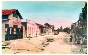 Oficina de correos ubicada en la calle del ferrocarril y Pacheco, ahora Colón, ca. 1908. Fotografía J. K.
