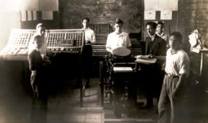 Aula con alumnos en la clase de Tipografía, acompañados del profesor Félix Salmerón Díaz, en la Escuela Secundaria de Artes y Oficios de Córdoba, Ver. 1932.