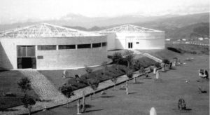 Vista del patio de monolitos del Museo de Antropología. Xalapa, Ver. 1958. Fotografía: Francisco Beverido Pereau.