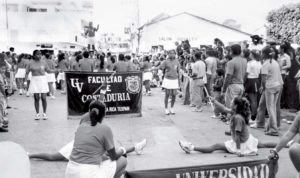 Participación de alumnos de la Facultad de Contaduría en el puerto de Tuxpan, Ver. Durante el carnaval de Tuxpan, ca. 1985. 