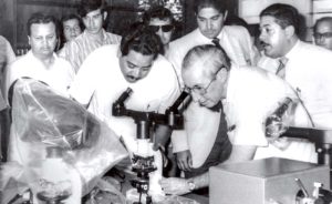 Laboratorio de Enfermería, ca. 1971. Aparecen en la imagen el rector Rafael Velasco Fernández, Heriberto Kehoe Vincent, Alejandro de la Torre y alumnos de la Escuela de Medicina.