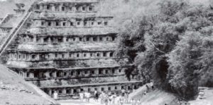 Pirámide de los nichos del Tajín, ca. 1970.