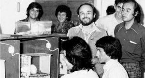 Estudiantes de la Unidad de Humanidades. Al fondo Andrea Leticia Ramírez Campos, Jorge Rufinelli, Renato Prada, en la esquina derecha Efrén Ortiz. Instituto de Investigaciones Lingüístico-Literarias. ca. 1976.