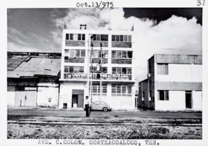 Edificio donde funcionó la Escuela de Iniciación Universitaria y la Facultad de Ciencias Químicas, ubicado en avenida Colón, en Coatzacoalcos, Ver. 1975. 