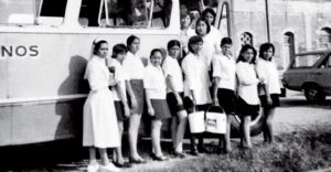 Personal académico y alumnas de la Escuela de Enfermería participando en la campaña contra la polio, en abril de 1972. 