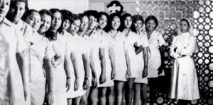 Alumnas de la Escuela de Enfermería en el salón de clases. En 1971 inició sus actividades en las instalaciones del Colegio Particular Clara Aguilera, de la hermana religiosa Gloria Medina López.