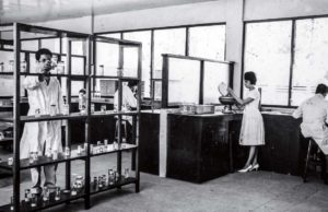 Prácticas en laboratorio. Facultad de Ciencias Químicas. XX Aniversario 1956/1976.