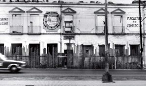 Frente original que sería remodelado para ser la Facultad de Contaduría y Administración en la ciudad de Nogales, Veracruz.