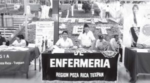 Alumnas de la Facultad de Enfermería en la Expo Orienta 2016, que se realizó en las instalaciones del CBTIS-Poza Rica.