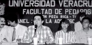 La adolescencia”. En el micrófono, César Fernández del Campo, primer vicerrector de la región Poza Rica-Tuxpan, ca. 1992-1998.