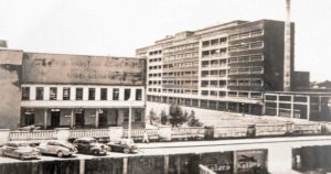 Fachada de la Facultad de Medicina. Al fondo, edificio del Hospital Regional de Veracruz y, al frente, la barda del Parque Deportivo Veracruzano, Veracruz, Ver. 1954