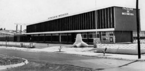 Fachada del edificio principal en la década de los sesenta, ca. 1969. Facultad de Ingeniería. Boca del Río, Ver.