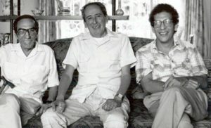 Los escritores Juan Vicente Melo, Sergio Galindo y Luis Arturo Ramos, en la casa de Sergio Galindo. Veracruz, Ver. ca. 1991. Fotografía: Héctor Vicario.