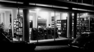 Librería universitaria, ubicada en la planta baja del edificio de Pensiones, en la calle de Leandro Valle. Xalapa, Ver. ca. 1960.