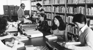 Estudiantes de la Unidad de Humanidades. Al fondo Andrea Leticia Ramírez Campos, Jorge Rufinelli, Renato Prada, en la esquina derecha Efrén Ortiz. Instituto de Investigaciones Lingüístico-Literarias. ca. 1976.