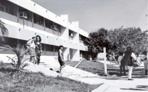 Edificio de los laboratorios de Química Básica, de la Facultad de Ciencias Químicas, en el campus Coatzacoalcos, ca. 1999.