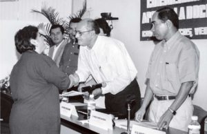 El Director General del Área Académica de Humanidades, Ricardo Corzo Ramírez, y el vicerrector Enrique Ramírez Nazariega, en un evento de apoyo a la docencia, en Coatzacoalcos, 2004.