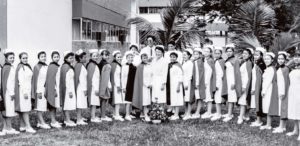 Estudiantes de la Escuela de Enfermería, generación 1993-1996, cuya madrina fue la académica Gladis Mejía Sánchez.