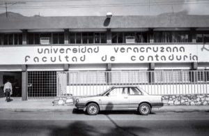 Durante la construcción de la Facultad de Contaduría y Administración en la ciudad de Nogales, Veracruz.