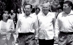 El gobernador Miguel Alemán Velasco, el rector Víctor Arredondo Álvarez y la vicerrectora Clara Celina Medina Sagahón, en un recorrido por las instalaciones de la Facultad de Pedagogía, en Poza Rica, 2001.