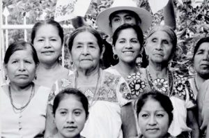 Curso taller de Tlakakotomitl en Xochikali Tepeko. Asistieron Eneida Hernández Hernández, del Centro de las Artes Indígenas; Lucina Hernández Martínez, responsable de Vinculación del Xochikali; Jacinta Toribio Torres, responsable de Vinculación de la UVI Huasteca, y Cuauhtémoc Juan Hernández, miembro del Xochikali, 2018.