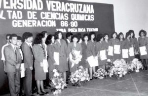 Alumnos de la generación 1986-1990, de la Facultad de Ciencias Químicas, en Poza Rica. 