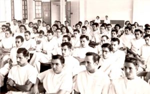 Acto inaugural de clases de alumnos de la primera generación de la Facultad de Medicina. Al frente, Horacio Díaz Cházaro, Luis Dionisio Coss Ávila y Humberto Angulo, entre otros, Veracruz, Ver. 1952.