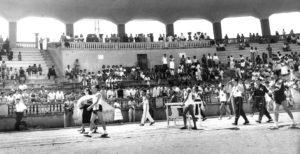 Encuentro deportivo en el estadio Heriberto Jara. Xalapa, Ver. ca. 1956.