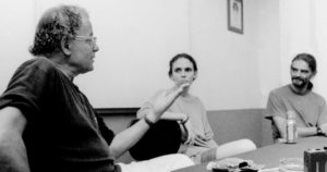 El maestro Jean-Marie Binoche, la actriz Adriana Duch y Francisco Beverido, en el Centro de Documentación Teatral Candileja, charlando sobre el montaje La venganza de las margaritas. Xalapa. Ver. Fotografía: Luis Marín.