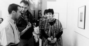 El fotógrafo Manuel González de la Parra comentando su exposición a Rafael Arias Hernández y a Milena Koprivitza, en la Galería de Arte Contemporáneo. Xalapa. Ver. ca. 1994.