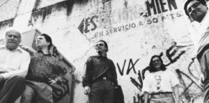 Ramón Rodríguez, Luis Horacio Heredia, Raciel D. Martínez, José Homero y Rafael Antúnez en el callejón González Aparicio. Abril de 1994. Fotografía: Alberto Morales.