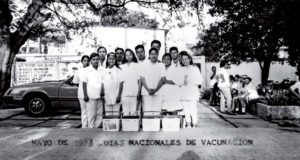 Una brigada de estudiantes de la Facultad de Medicina, en el campus Minatitlán, se alista para participar en los días nacionales de vacunación, mayo de 1996.