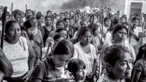 La primera etapa del funcionamiento de la uvi Las Selvas se caracterizó por la participación comunitaria. En la imagen, mujeres nahuas de Huazuntlán al término de una faena, el 2 de agosto de 2005.