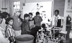 Laboratorio de Mecánica de Fluidos, práctica con el equipo de hidráulica por parte de estudiantes de la Facultad de Ingeniería Mecánica Eléctrica.