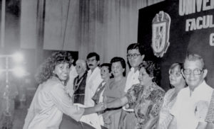 Entrega de cartas de pasante de la Facultad de Trabajo Social, preside la directora de la Facultad, Caritina Téllez Silva, la secretaria académica, Guadalupe Guerrero, el director de la Facultad de Pedagogía, Fernando Calderón, y el representante del delegado regional César Fernández del Campo, Miguel Ángel Aguilar, ca. 1989.