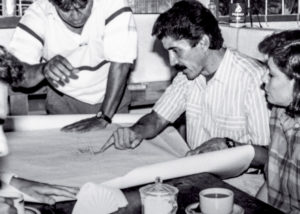 Reunión de trabajo con el rector Rafael Hernández Villalpando, lo acompañan el vicerrector de la región Poza Rica-Tuxpan, César Fernández del Campo, la directora Victoria Amador y académicos de la Facultad de Arquitectura, ca. 1991.