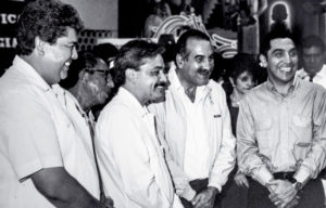 Exposición realizada por la Facultad de Biología. En la imagen, de izquierda a derecha: Alejandro Sosa Martínez; el vicerrector José Luis Olvera Carrazcosa; el presidente municipal de Tuxpan, Salvador Moctezuma Andrade, y José Luis Alanís Méndez, ca. 1992.