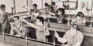 Práctica de Fisiología Celular impartida por el médico militar Arnulfo C. Cervantes Mamoa, 1963. Facultad de Medicina Veterinaria y Zootecnia. Veracruz, Ver.