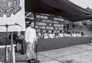 El director de la uvi, Sergio Téllez Galván, en la ceremonia de inauguración de la sede Las Selvas, el 26 de septiembre de 2005. Col. René Hernández Luis.