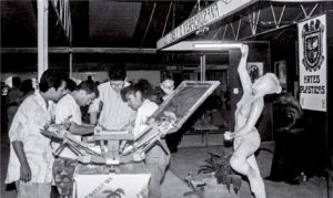 Alumnos del Taller Libre de Artes participan en un stand de la Feria de Coatzacoalcos, con una demostración de serigrafía, ca. 1985