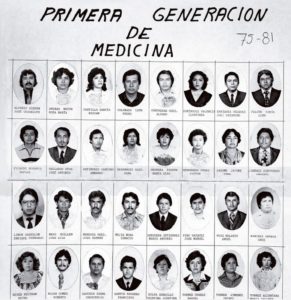 Egresados de la primera generación de médicos cirujanos (1975-1981) de la Facultad de Medicina, campus Minatitlán. Col. Archivo de la Unidad Docente Multidisciplinaria de Ciencias de la Salud y Trabajo Social