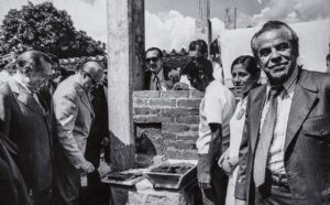 Colocación de la primera piedra para la construcción de la Escuela de Enfermería y Obstetricia de Orizaba en 1973. Jorge Jiménez Cantú, secretario de Salubridad y Asistencia a nivel nacional, y Ramón Aguilar Carrillo. Facultad de Enfermería.