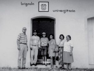 Visita de David Boile, de la Universidad de Atlanta, Georgia, Estados Unidos, a las Brigadas Universitarias; lo acompañan la directora de la Facultad de Trabajo Social, Rosalba Peralta Santiago, Leonor Perdomo Capitanachi y Guadalupe del Toro Ponce, 1999.