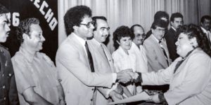 Entrega de cartas de la Facultad de Derecho SEA a estudiantes de la generación 1982-1986, presidida por el director general del SEA, Marco Wilfredo Salas Martínez, el delegado regional Dionisio Gutiérrez, la coordinadora del SEA Poza Rica Beatriz Segura Celis y el presidente municipal de Poza Rica, Salvador Salazar Flores