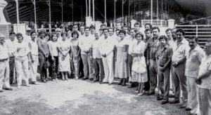 Visita del rector Salvador Valencia Carmona, acompañado de todos los directores de la región Poza Rica-Tuxpan, en el rancho de la Facultad de Veterinaria y Zootecnia, ca. 1991