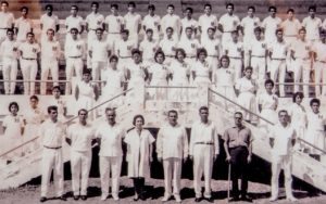 Tres primeras generaciones de estudiantes de educación física con maestros y director, ca. 1966. Facultad de Educación Física. Veracruz, Ver.