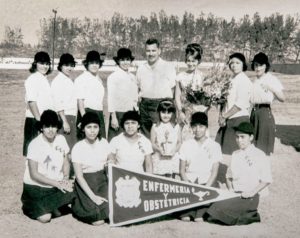 Equipo representativo de la escuela de Enfermería y Obstetricia en el torneo interior universitario realizado en 1970 en el Parque Deportivo del Tecnológico de Veracruz. Al centro, Carlos Gasteasoro Argumedo. Facultad de Enfermería. Veracruz, Ver.